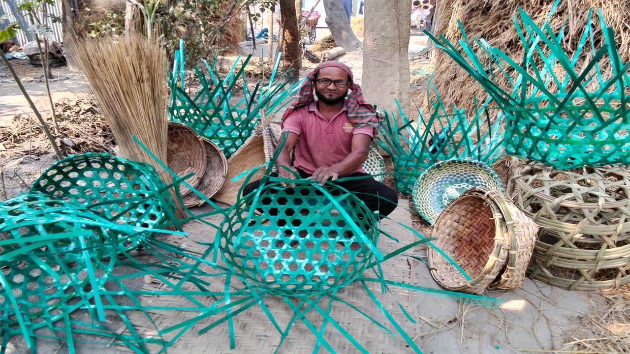বগুড়ার সোনাতলায় কুঠির শিল্পে জড়িত হয়ে ভাগ্য পরিবর্তন করেছে বিশু