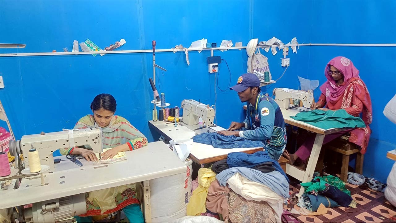 দিনাজপুরে টেইলার্সের দোকানে বেড়েছে ব্যস্ততা