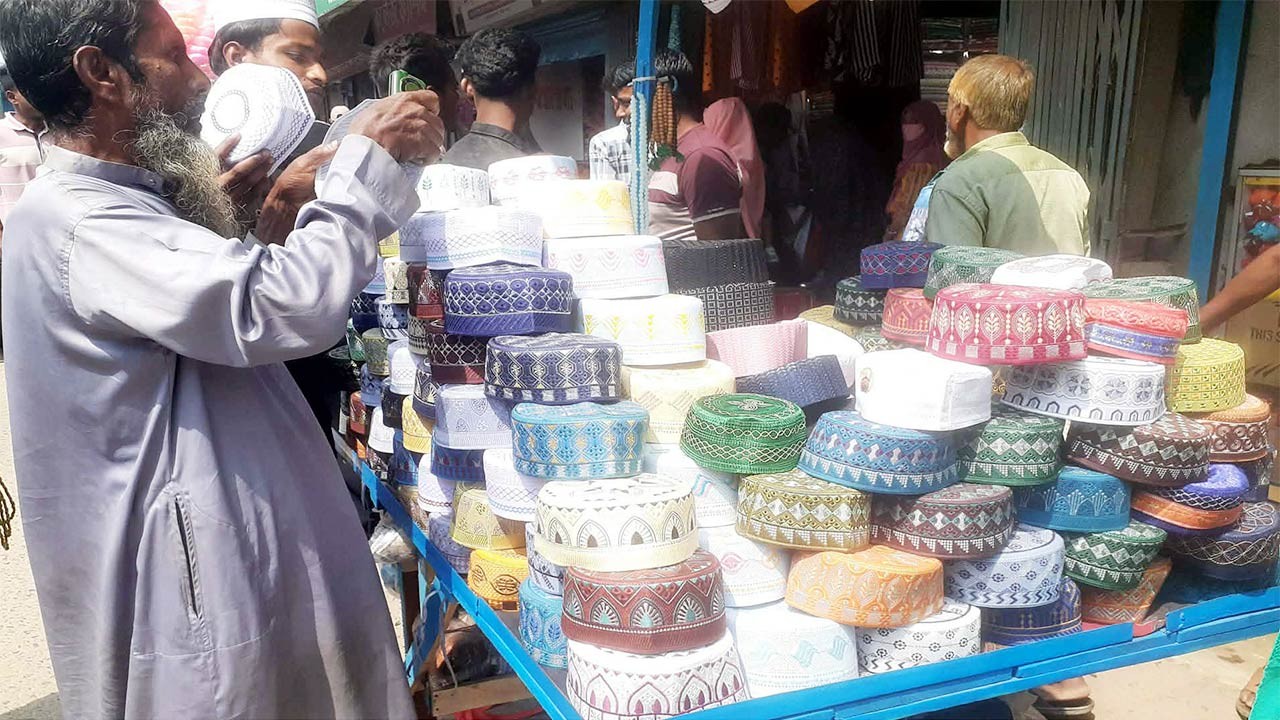 বগুড়ার দুপচাঁচিয়ায় শেষ মুহূর্তে আতর সুরমা ও টুপির দোকানে ভিড়