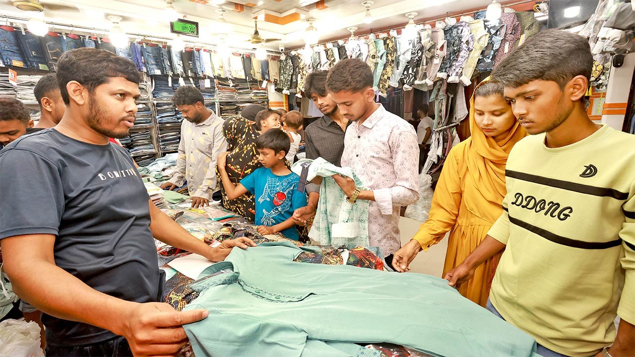 বগুড়ার ঈদ মার্কেট : কেনাকাটার শেষ মুহূর্তে ভিড় বাড়ছে তৈরি পোশাকের দোকানগুলোতে