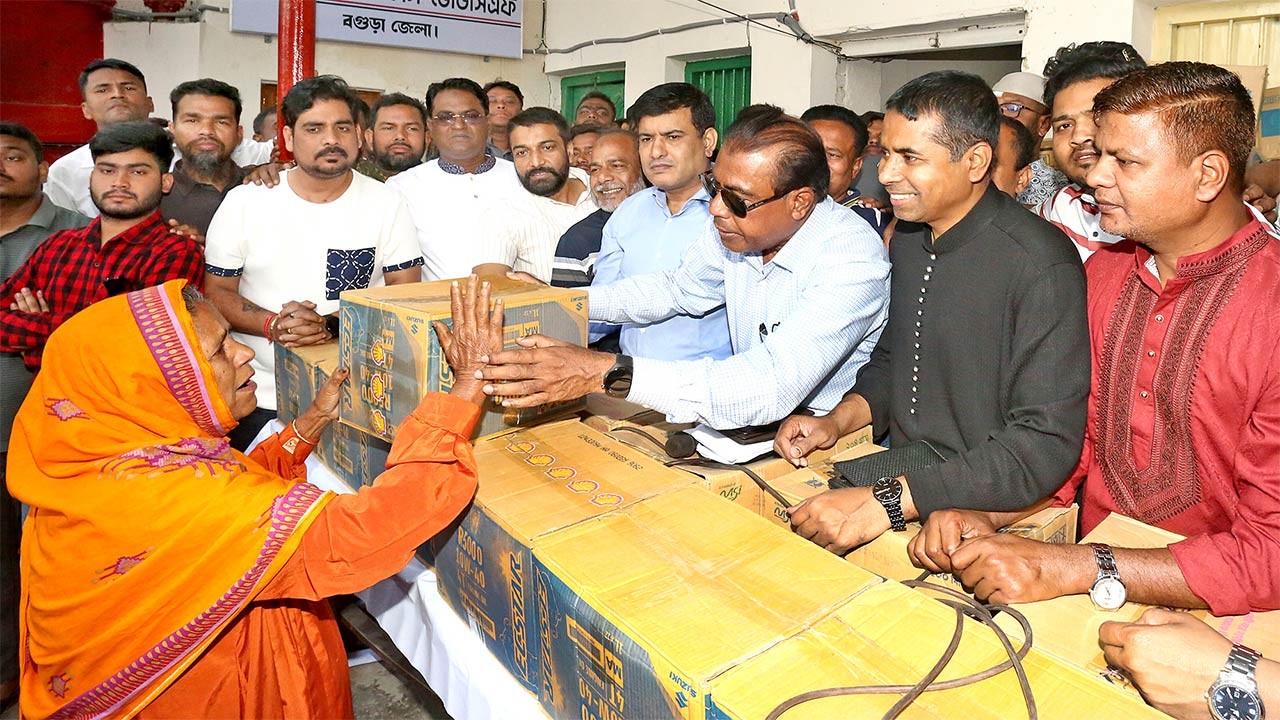 বগুড়ায় প্রধানমন্ত্রীর নির্দেশনায় যুবদলের ঈদ সামগ্রী বিতরণ