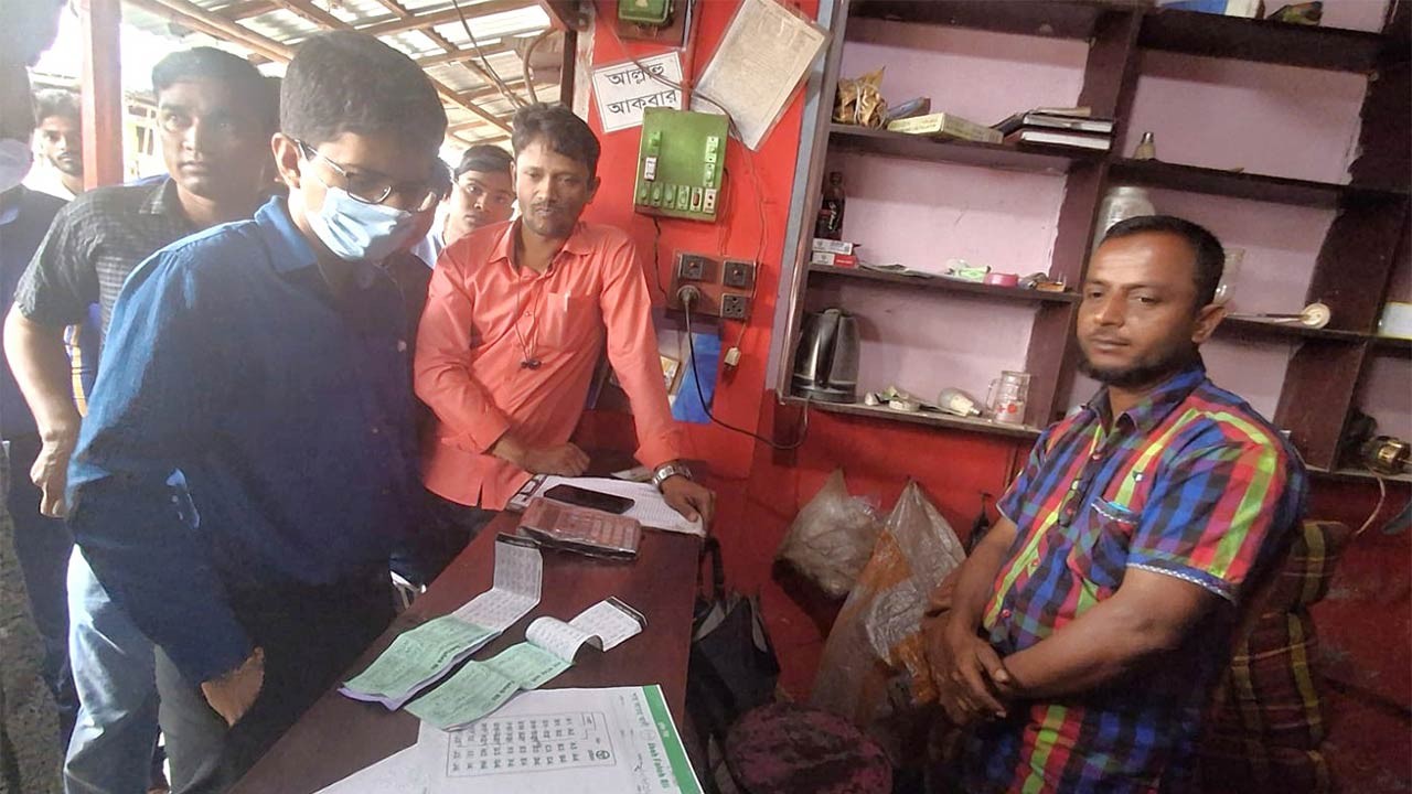 বগুড়ার নন্দীগ্রামে ঈদযাত্রা ঘিরে অতিরিক্ত ভাড়া আদায় করায় দুটি বাস কাউন্টারে জরিমানা