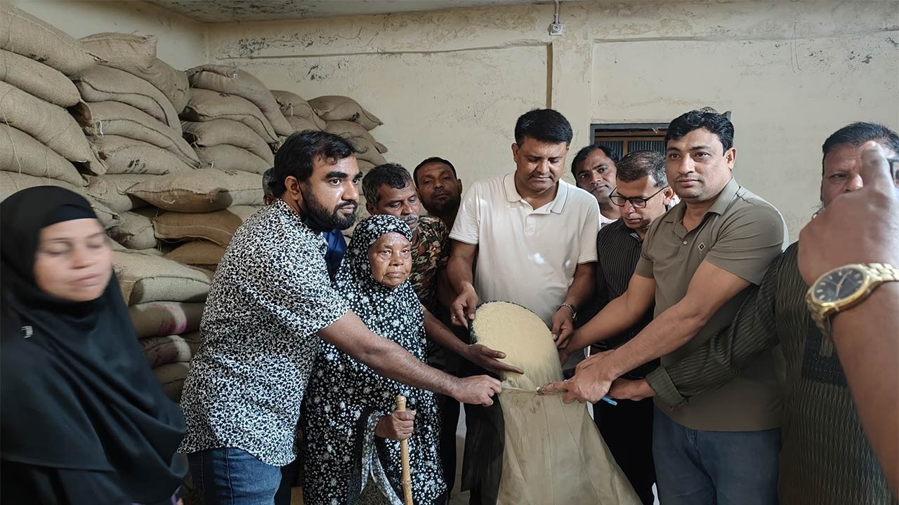 বগুড়ার সান্তাহার ইউনিয়নে ১৫০৫ জনের মাঝে ভিজিএফ’র চাল বিতরণ