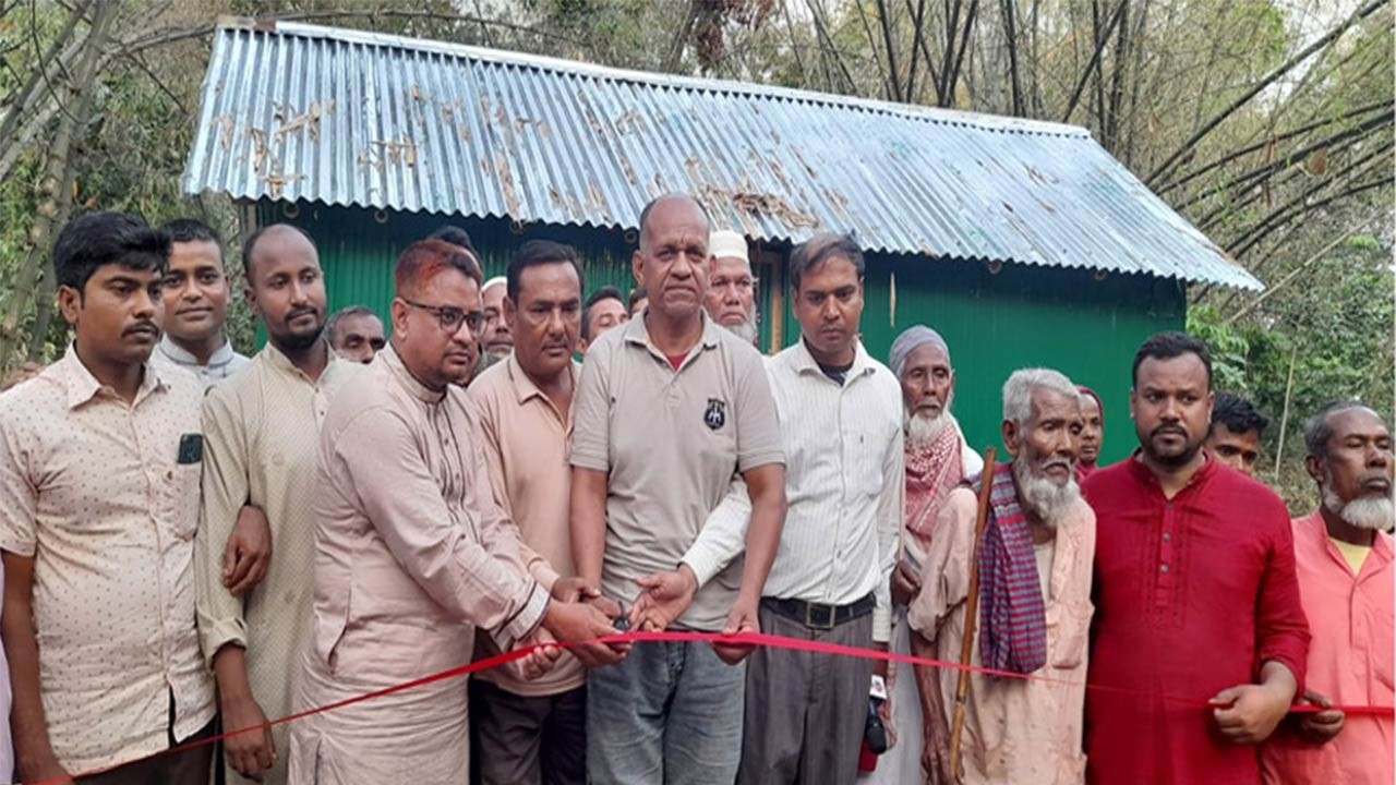 বগুড়ার শিবগঞ্জে নতুন ঘর পেলেন ৮০ বছরের বৃদ্ধ তসলিম উদ্দিন