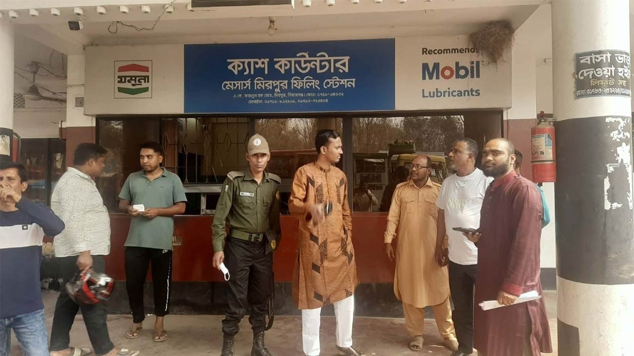 সিরাজগঞ্জে তেলের পাম্পগুলোতে ভিড় প্রশাসনের নজরদারি জোরদার