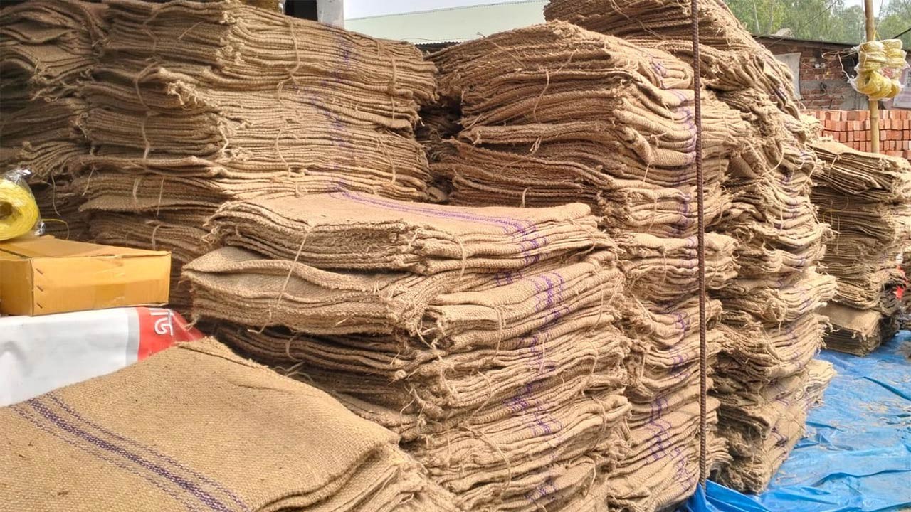 জয়পুরহাটের কালাইয়ে ৯৫ টাকার বস্তা কিনতে হচ্ছে ১২০ টাকায়