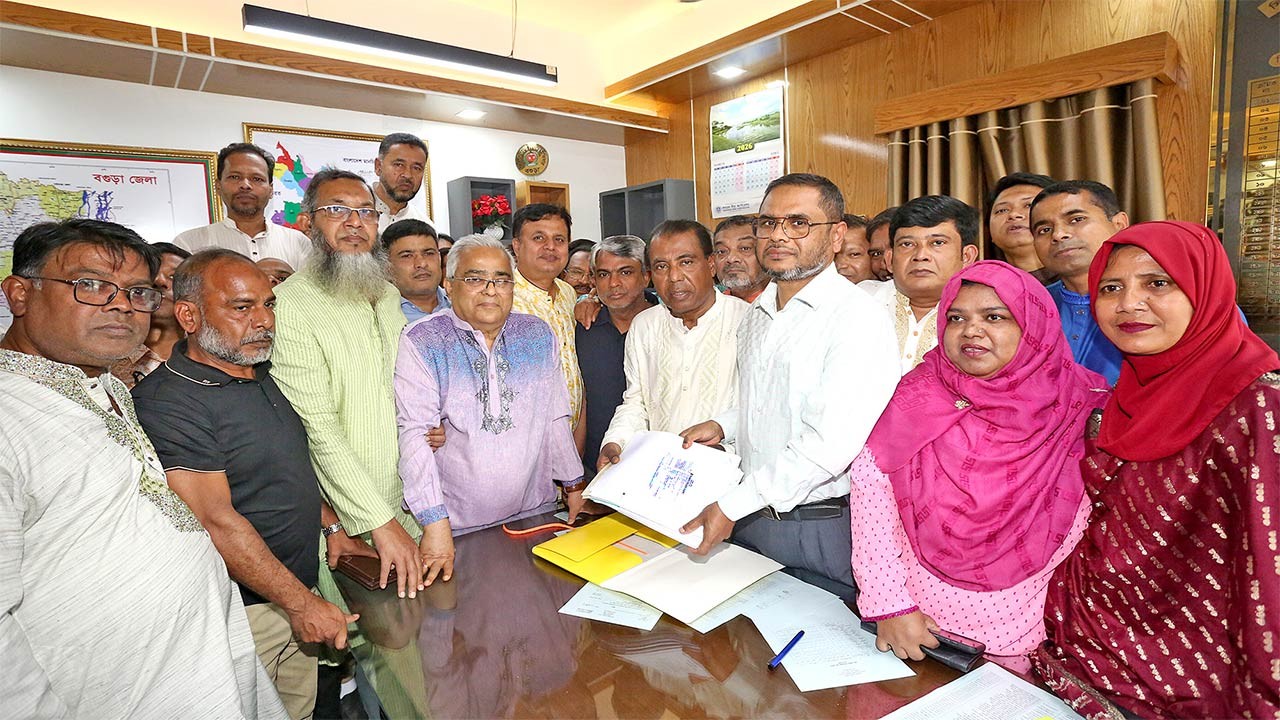 বগুড়া-৬ সদর আসনে মনোনয়নপত্র জমা দিলেন বিএনপির প্রার্থী বাদশা