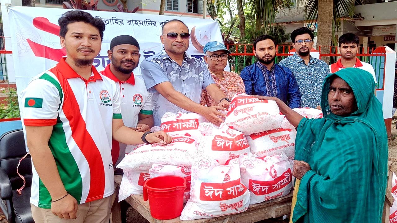 দিনাজপুরে দুই টাকায় ঈদ উপহার পেল হতদরিদ্ররা