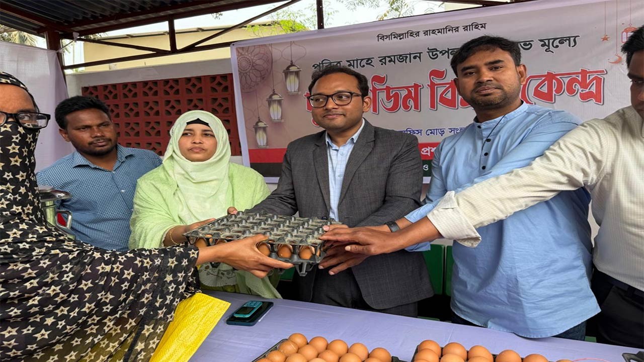 কুড়িগ্রামের উলিপুরে সুলভ মূল্যে দুধ-ডিম বিক্রয় কেন্দ্র উদ্বোধন