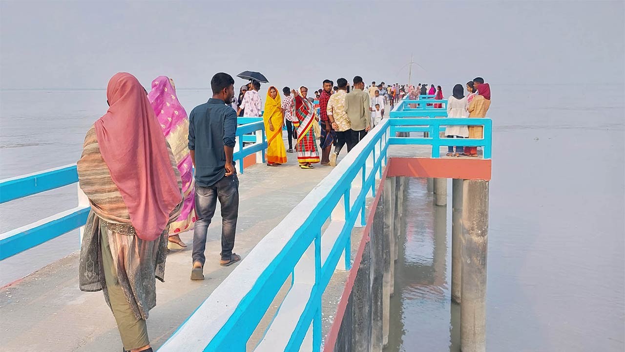 বগুড়ার ধুনটে যমুনা নদীর পাড়ে ঈদ আনন্দ মেলা, মানুষের উপচেপড়া ভিড়