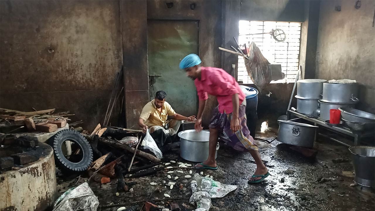 বগুড়ার সারিয়াকান্দিতে সততা দই কারখানায় আগুন