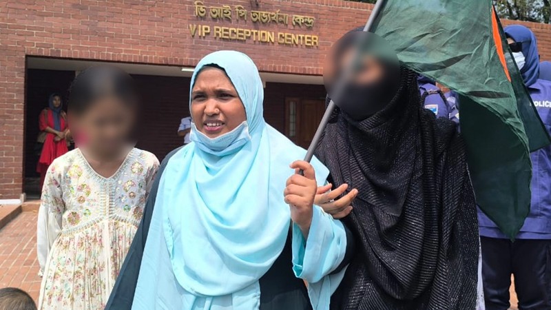 স্মৃতিসৌধে জয় বাংলা জয় বঙ্গবন্ধু স্লোগান, তিন সন্তানসহ নারী আটক