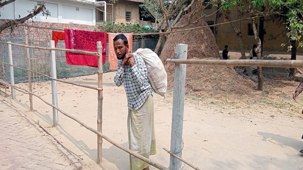 বগুড়ার আদমদীঘিতে বাশেঁর বেড়া দিয়ে চলাচলের রাস্তা বন্ধ করে বিঘ্ন সৃষ্টি