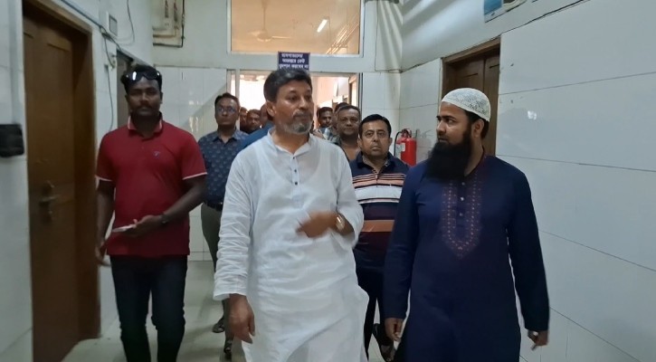 রোগী সেজে হাসপাতাল পরিদর্শন করলেন এমপি জাহান্দার আলী