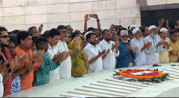 জিয়াউর রহমান ও খালেদা জিয়ার কবর জিয়ারত করলেন ৫ সিটির প্রশাসক