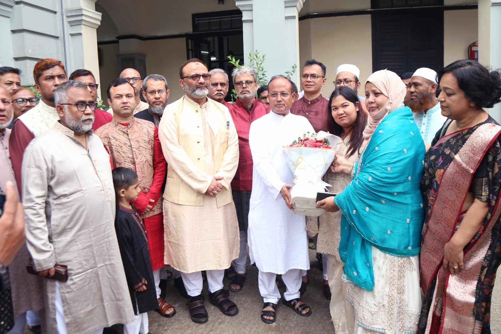 ঢাকা বিশ্ববিদ্যালয়ে পবিত্র ঈদ উপলক্ষে উপাচার্যের শুভেচ্ছা বিনিময়