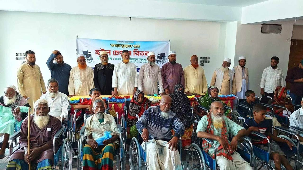 চাঁপাইনবাবগঞ্জের গোমস্তাপুরে ২০ প্রতিবন্ধীর মাঝে হুইল চেয়ার বিতরণ