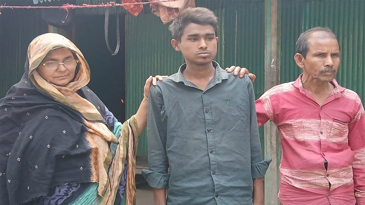 কুড়িগ্রামে মেধাবী আকাশের কিডনি প্রতিস্থাপনে প্রয়োজন ৮ লাখ টাকা