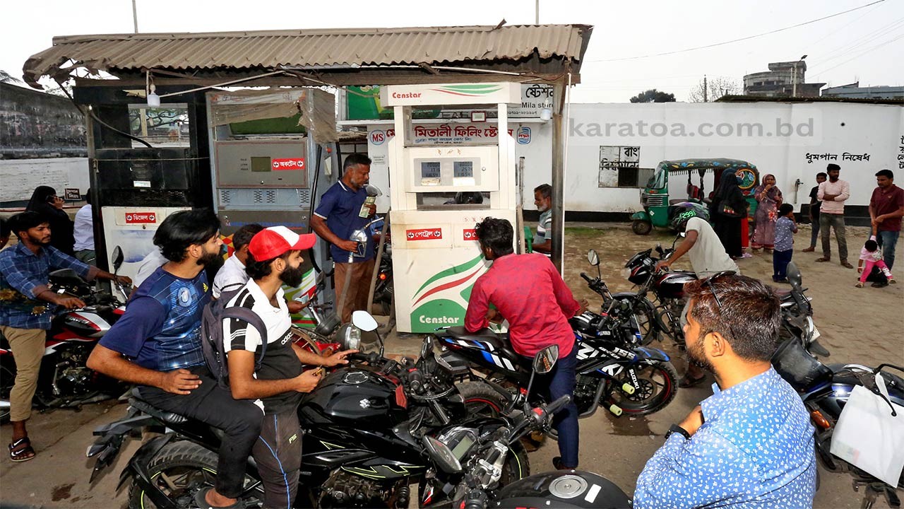 বগুড়ায় অনেক ফিলিং স্টেশন বন্ধ সরকার নির্ধারিত ২ লিটার তেল পাচ্ছে না ক্রেতা