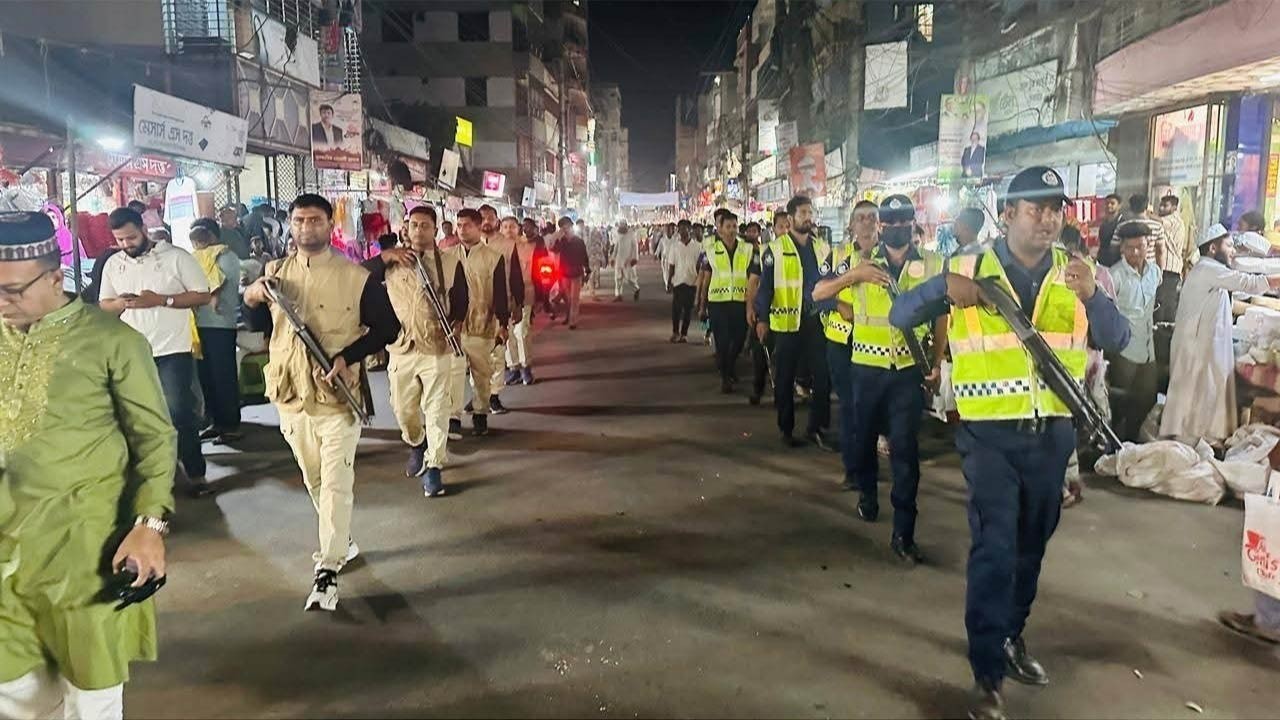 সিরাজগঞ্জে মার্কেটগুলোতে পুলিশের নিরাপত্তা ব্যবস্থা