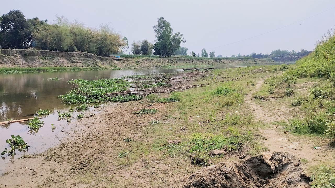 দিনাজপুরের ঘোড়াঘাটে নাব্য হারিয়ে অস্তিত্ব সংকটে করতোয়া নদী