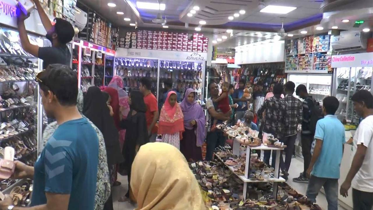 দিনাজপুরের কাহারোলে শেষ মুহূর্তে পাদুকার দোকানে ভিড়