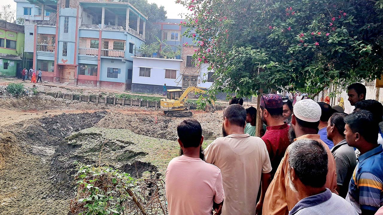 বগুড়ার সান্তাহারে পুকুর খুড়ে মাটি বিক্রির দায়ে আড়াই লাখ টাকা জরিমানা