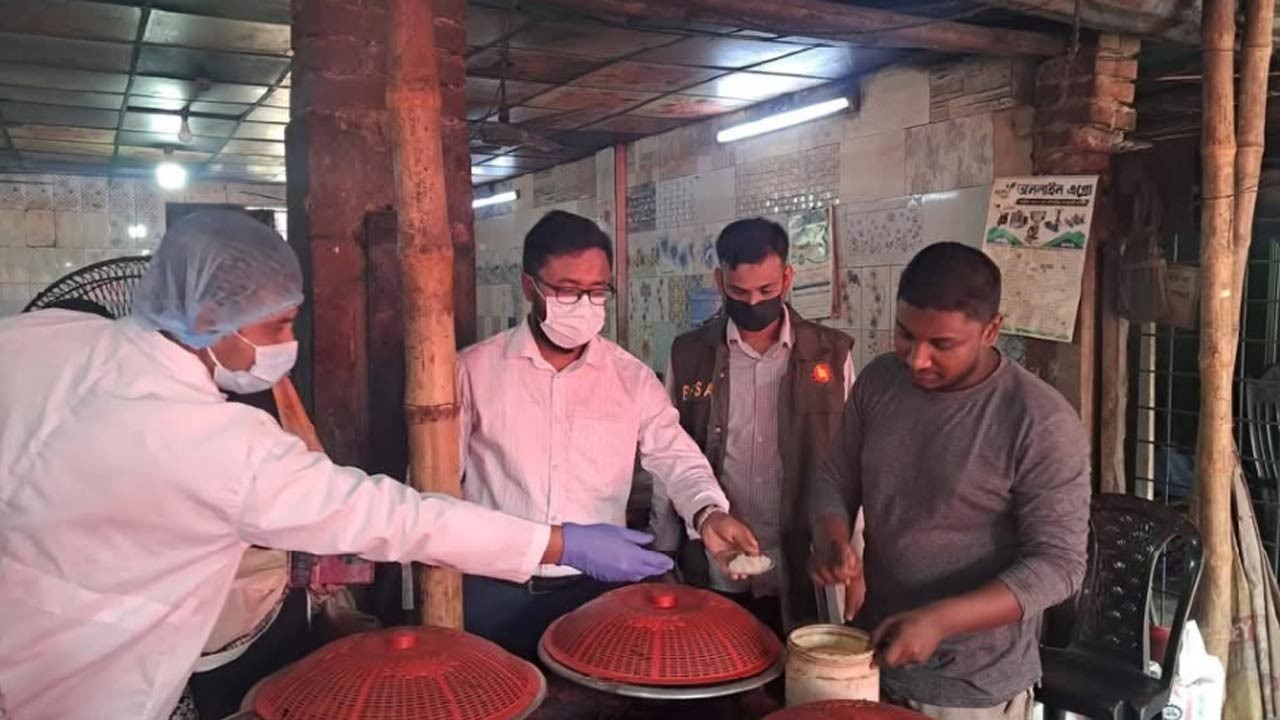 চাঁপাইনবাবগঞ্জে দুই রেস্তোরাঁর ৩০ হাজার টাকা অর্থদণ্ড