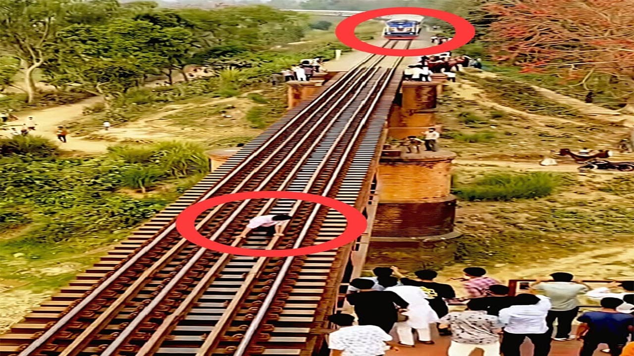 সিরাজগঞ্জের উল্লাপাড়ায় রেলসেতুতে ট্রেনের ধাক্কায় প্রাণ গেল দুই বন্ধুর