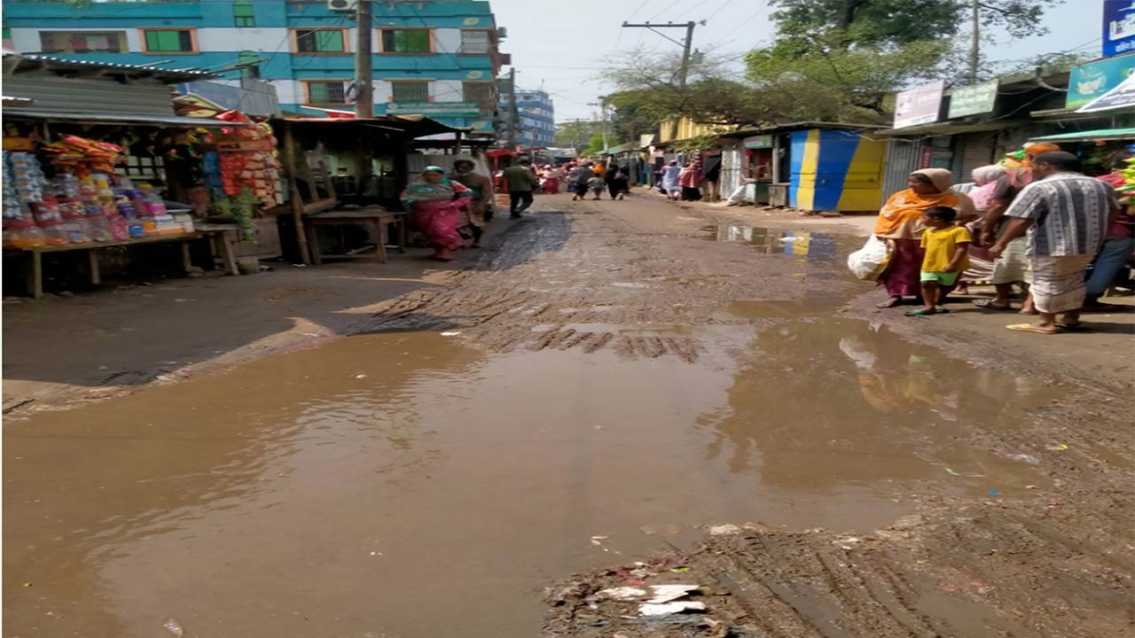 গাইবান্ধার সাঘাটার বোনারপাড়া বাজারের সড়ক বৃষ্টি হলেই কাদা-পানিতে একাকার