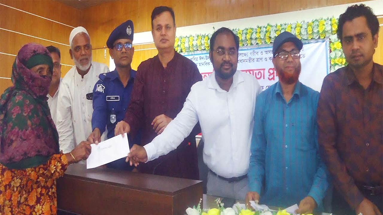 বগুড়ার কাহালুতে দুস্থ মানুষের মাঝে প্রধানমন্ত্রীর আর্থিক সহায়তা প্রদান