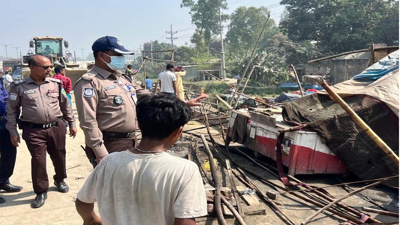 সিরাজগঞ্জের উল্লাপাড়ায় এন্টার চেঞ্জ সড়কে ৭০ দোকান উচ্ছেদ