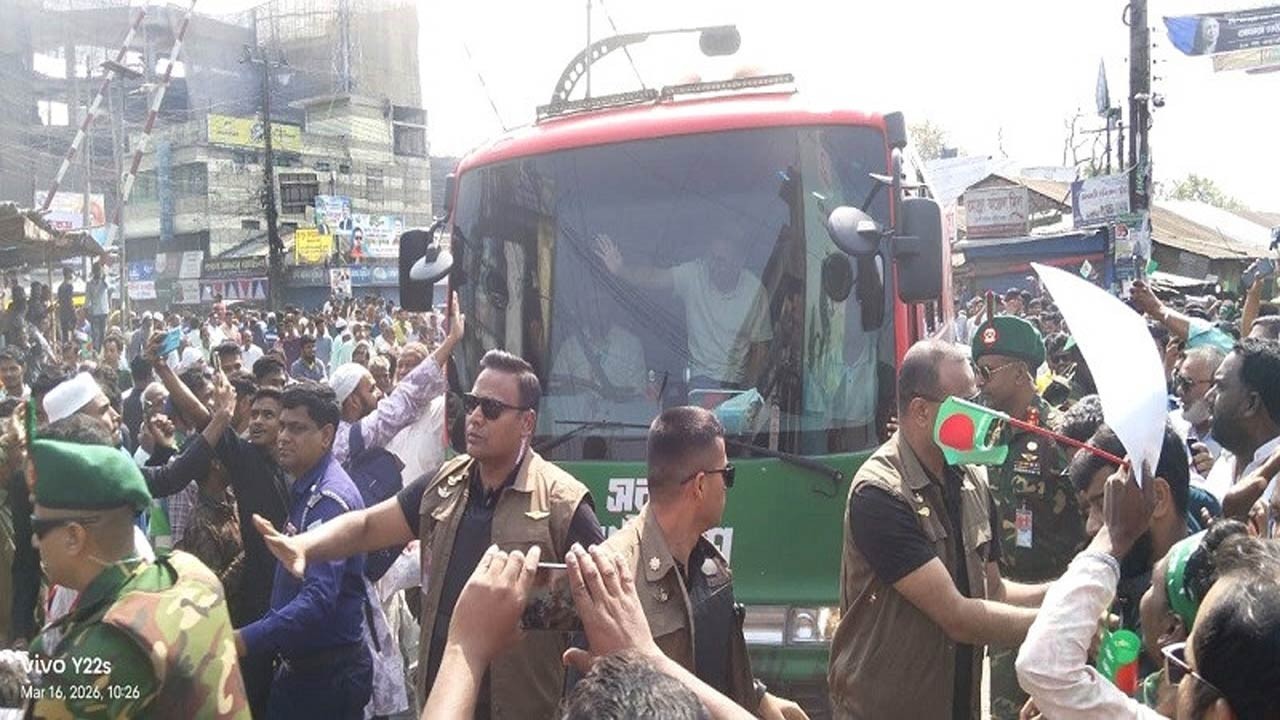 তারেক রহমানকে দেখতে সৈয়দপুরে সড়কের দুই পাশে মানুষের ঢল