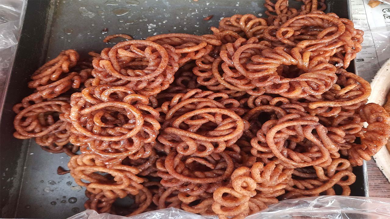 নওগাঁর পোরশায় ইফতার মেনুতে শত বছরের ঐতিহ্য অমৃতু