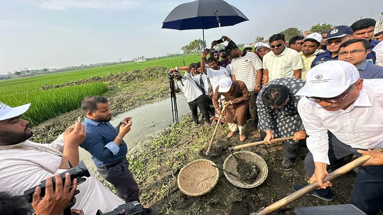 চাঁপাইনবাবগঞ্জে খাল খনন কাজের উদ্বোধন করলেন উপদেষ্টা আসিফ