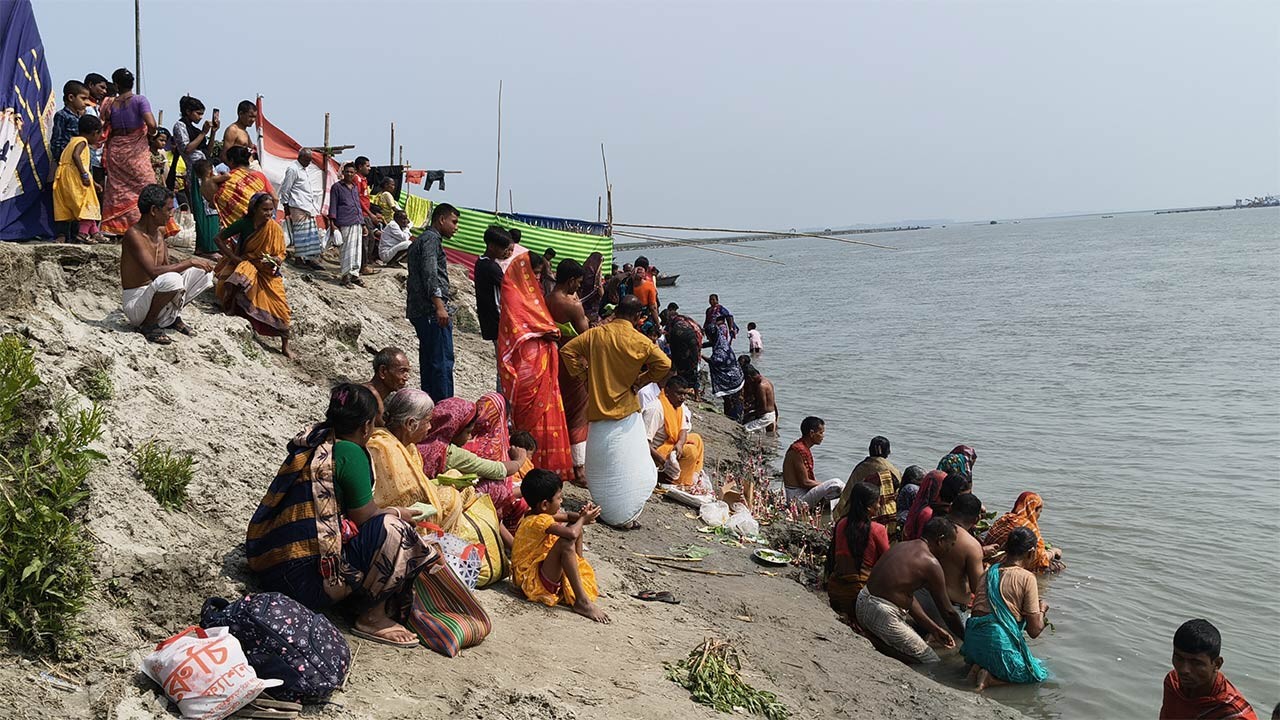 কুড়িগ্রামে ব্রহ্মপুত্র নদের তীরে স্নানোৎসবে পূণ্যার্থীদের ঢল