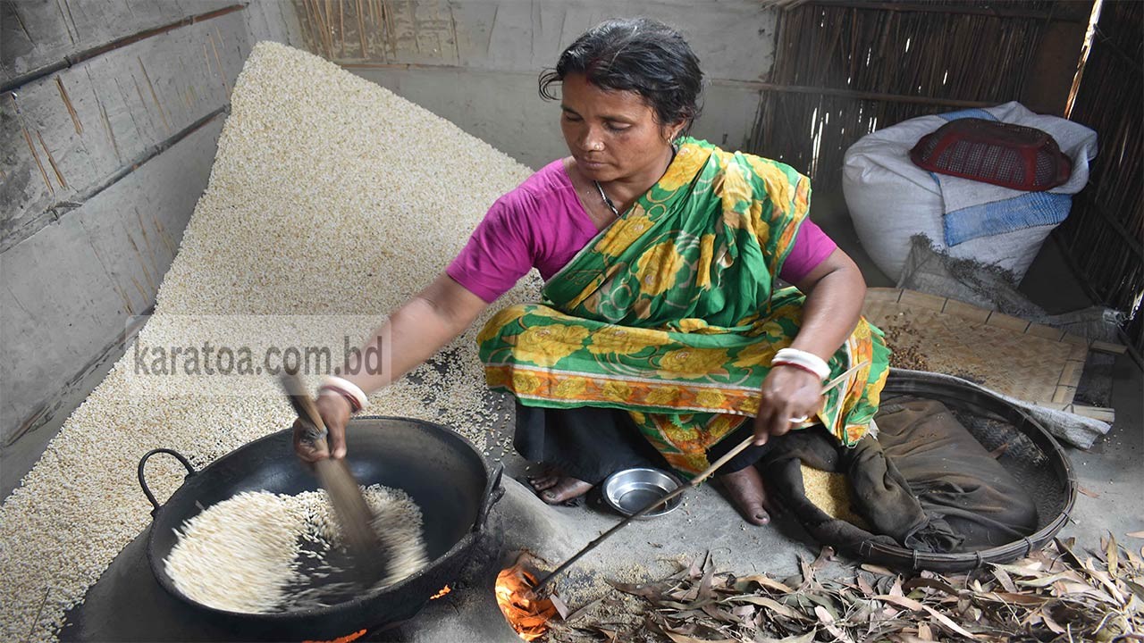 রংপুরের তারাগঞ্জে মুড়ি হাতে ভেজেই চলে শতাধিক পরিবার