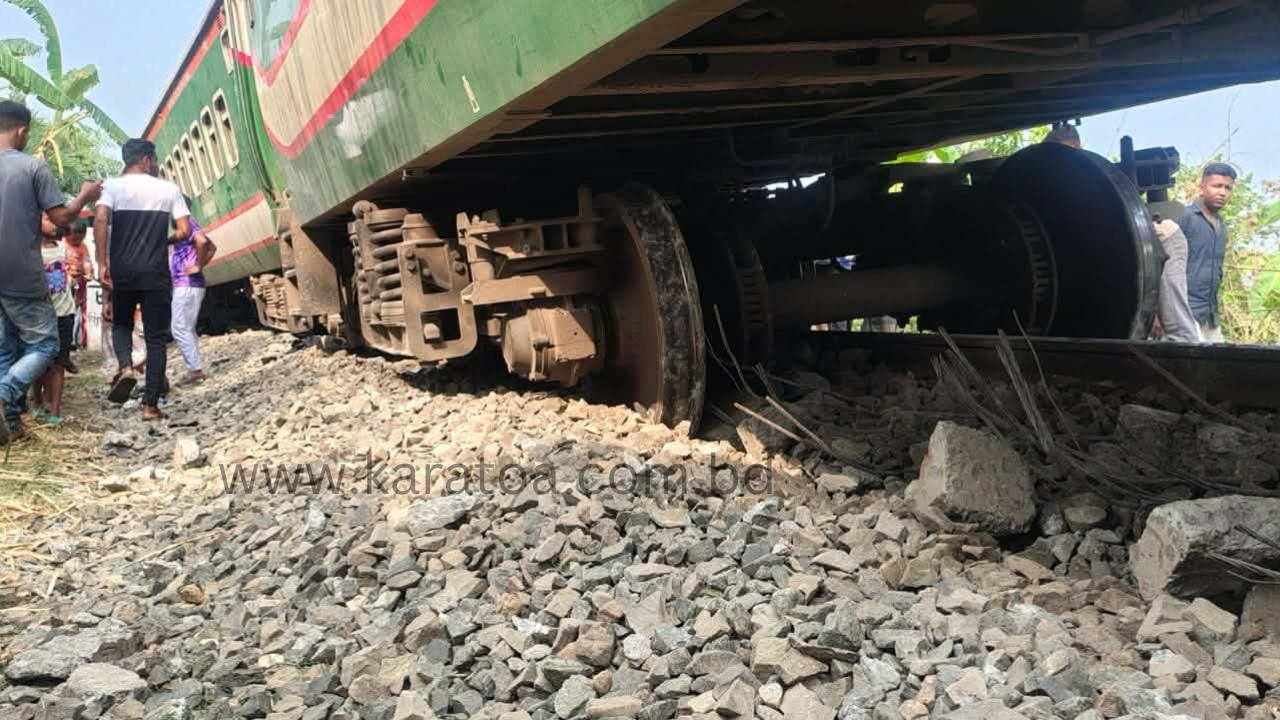 বগুড়ার সান্তাহারে ট্রেনের বগি লাইনচ্যুত, বহু হতাহতের শঙ্কা