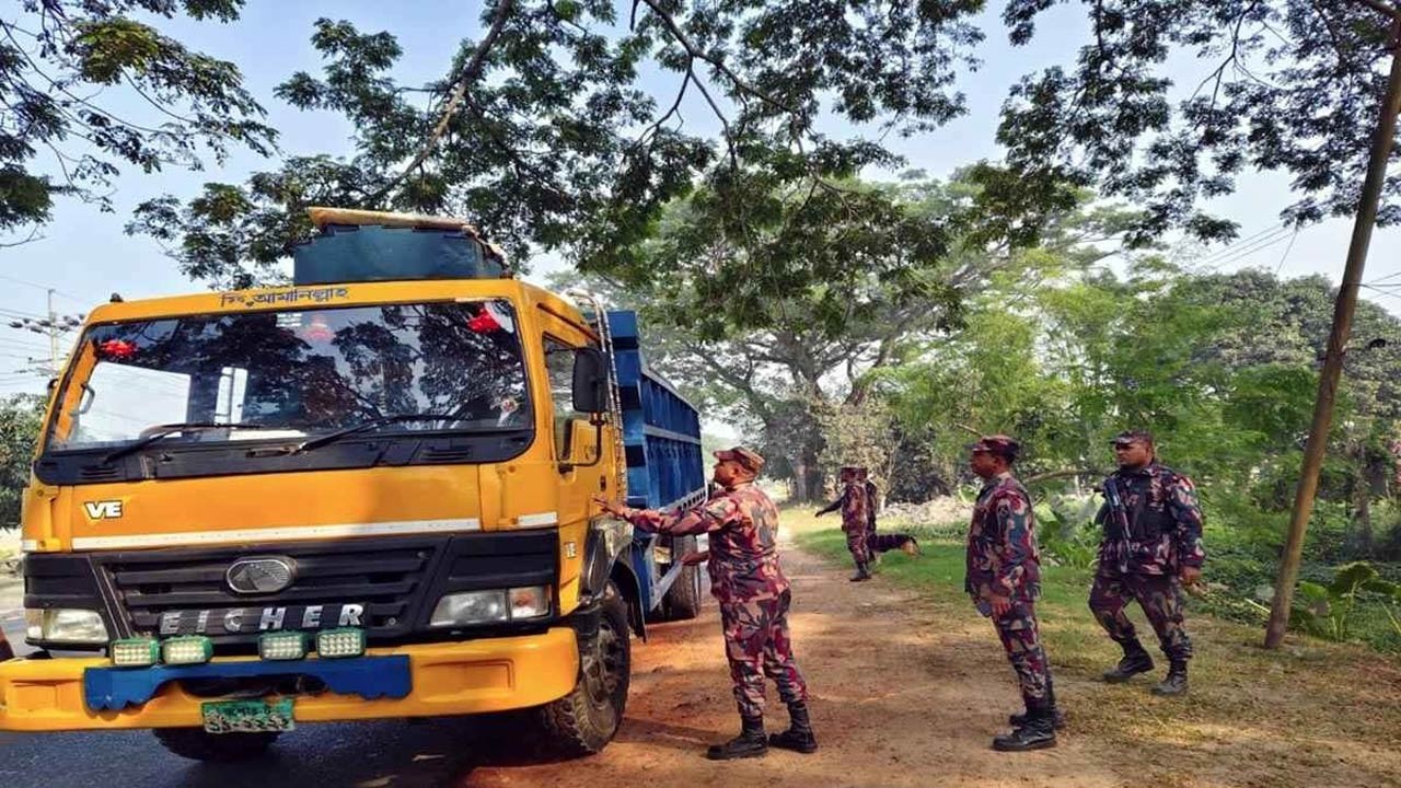 স্থলবন্দরগুলোতে পণ্যবাহী ভারতীয় ট্রাকের তেল মাপা শুরু বিজিবি’র