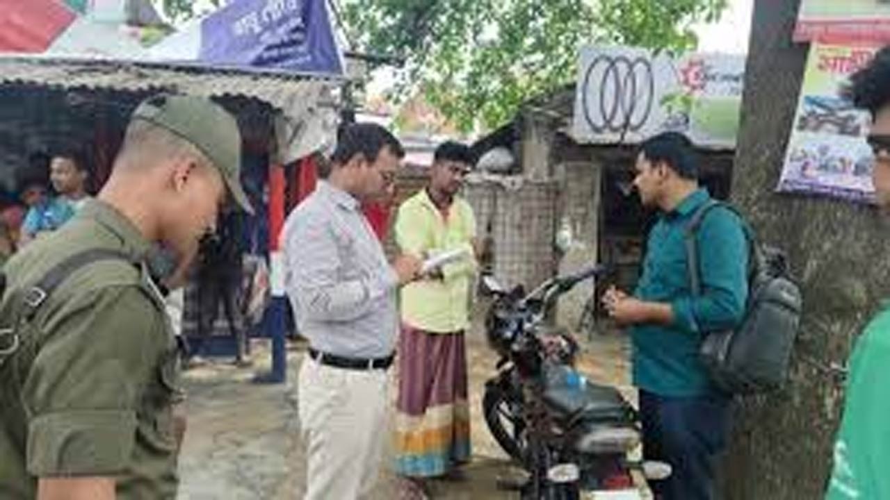 চাঁপাইনবাবগঞ্জের গোমস্তাপুরে ৩ মোটরসাইকেল চালককে জরিমানা