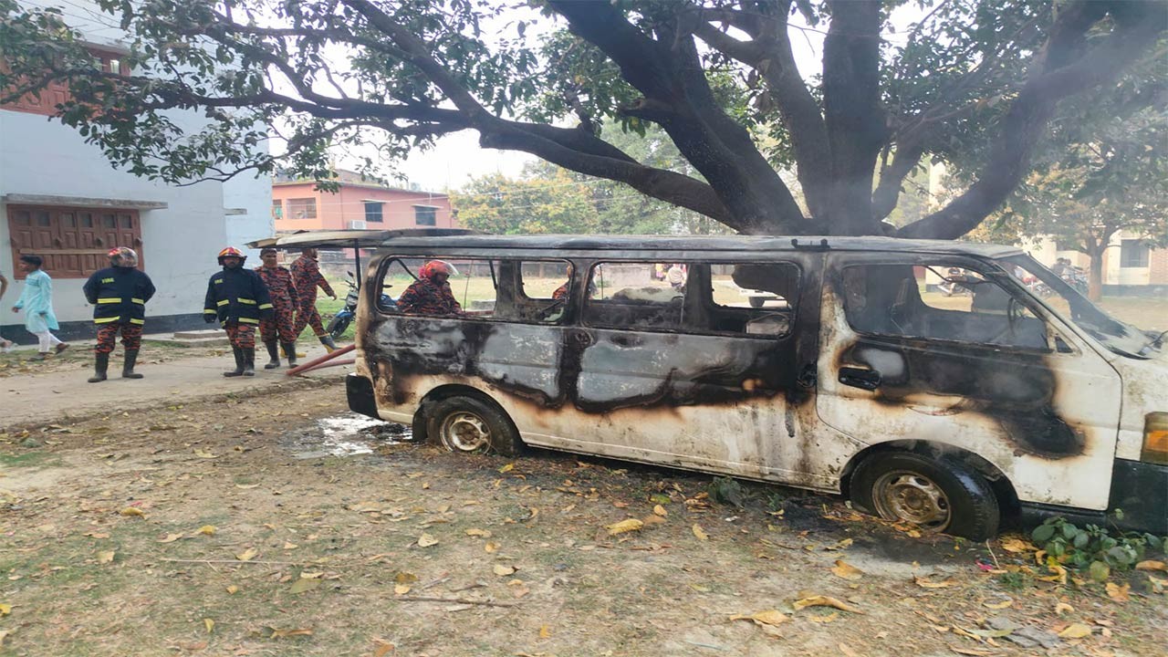 চাঁপাইনবাবগঞ্জের গোমস্তাপুর উপজেলা স্বাস্থ্য কমপ্লেক্সের পরিত্যক্ত এ্যাম্বুলেন্সে আগুন
