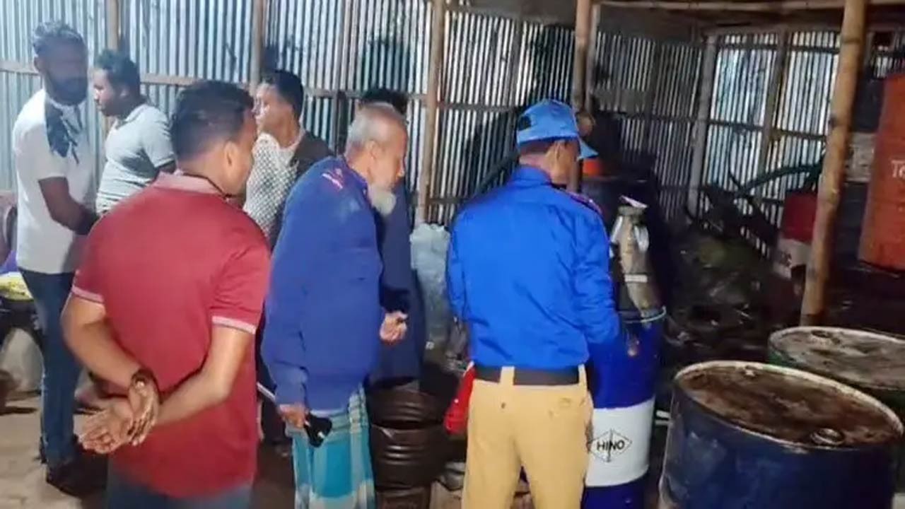গাইবান্ধার গোবিন্দগঞ্জে তেলের অবৈধ মজুত, দুই ব্যবসায়ীকে জরিমানা