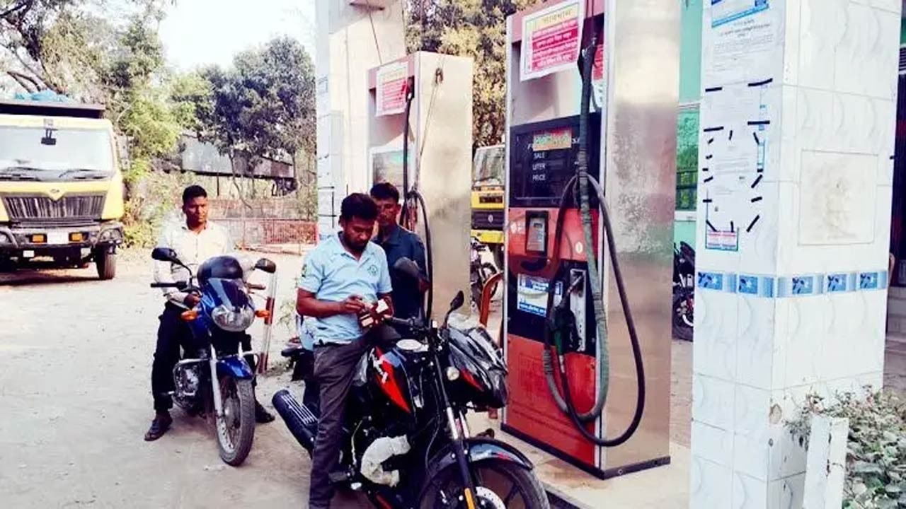 লালমনিরহাটে জ্বালানি তেলের বাজারে অস্থিরতা তেল মজুদের হিড়িক