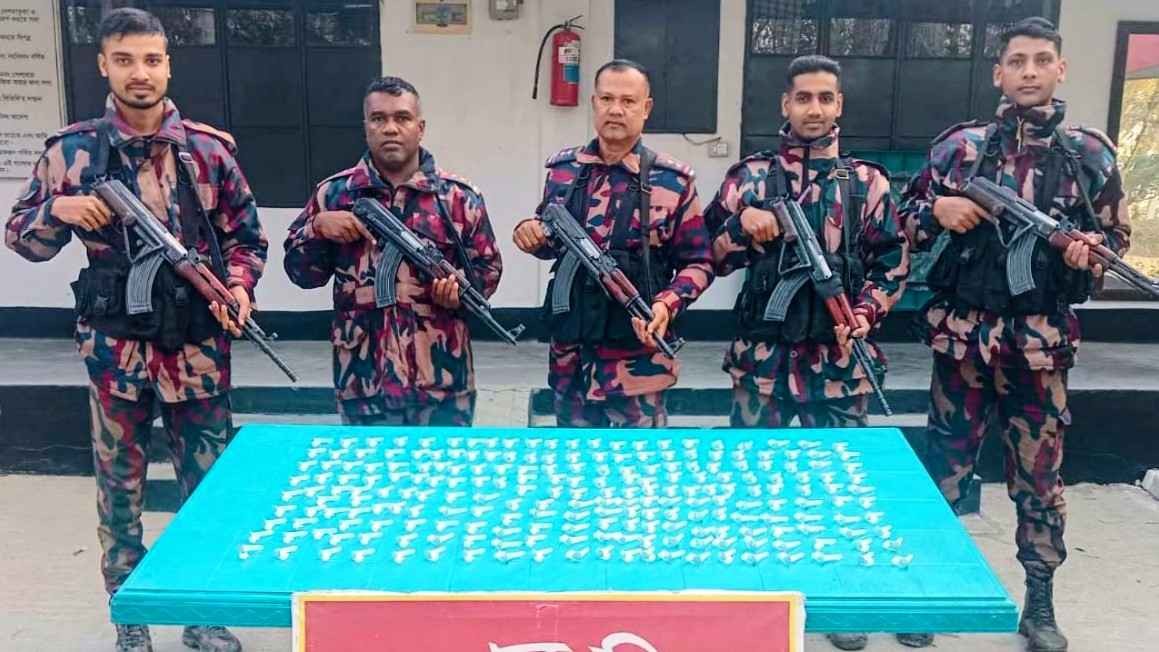 চুয়াডাঙ্গা সীমান্তে অর্ধ কোটি টাকার ভারতীয় ডিএনএ টেস্ট কিট জব্দ