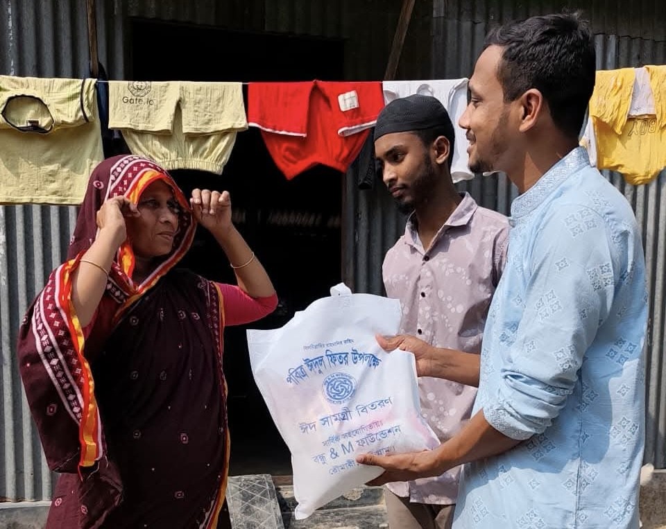 জবি ছাত্রদল নেতা আশরাফুলের ঈদ সামগ্রী বিতরণ