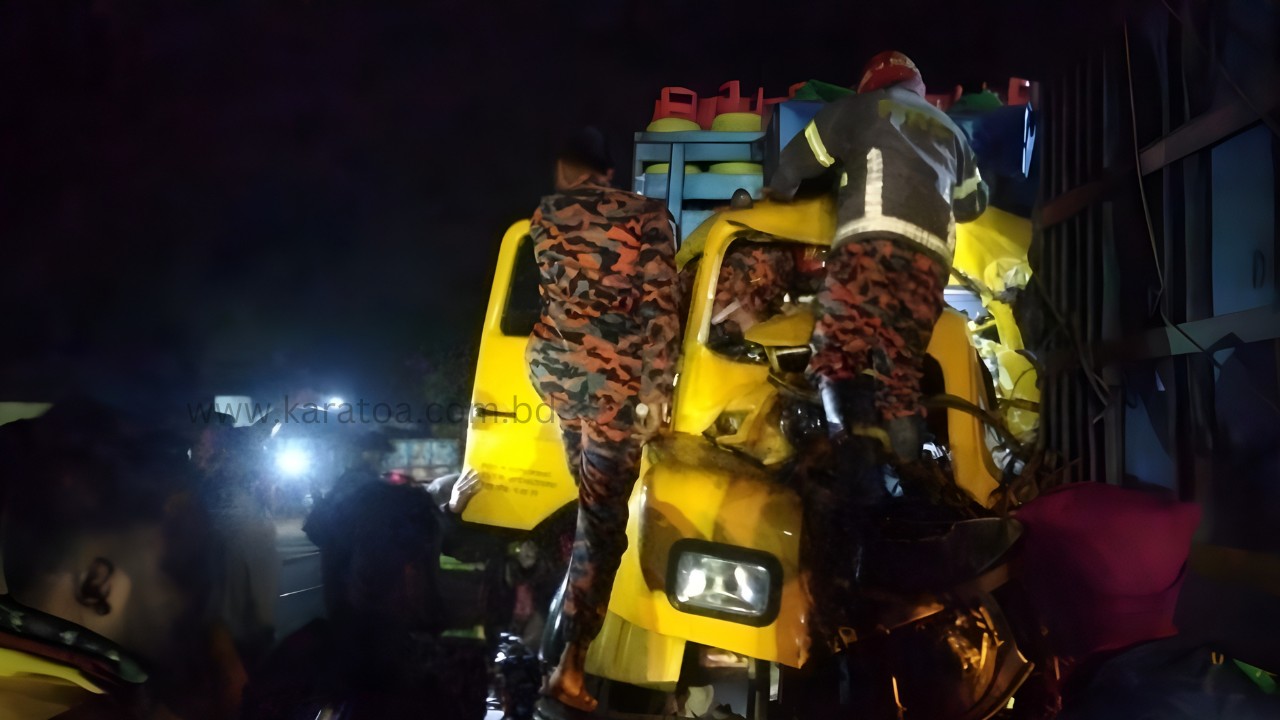 দিনাজপুরের ঘোড়াঘাটে বিকল ট্রাকের পিছনে ধাক্কায় চালকের সহকারী নিহত