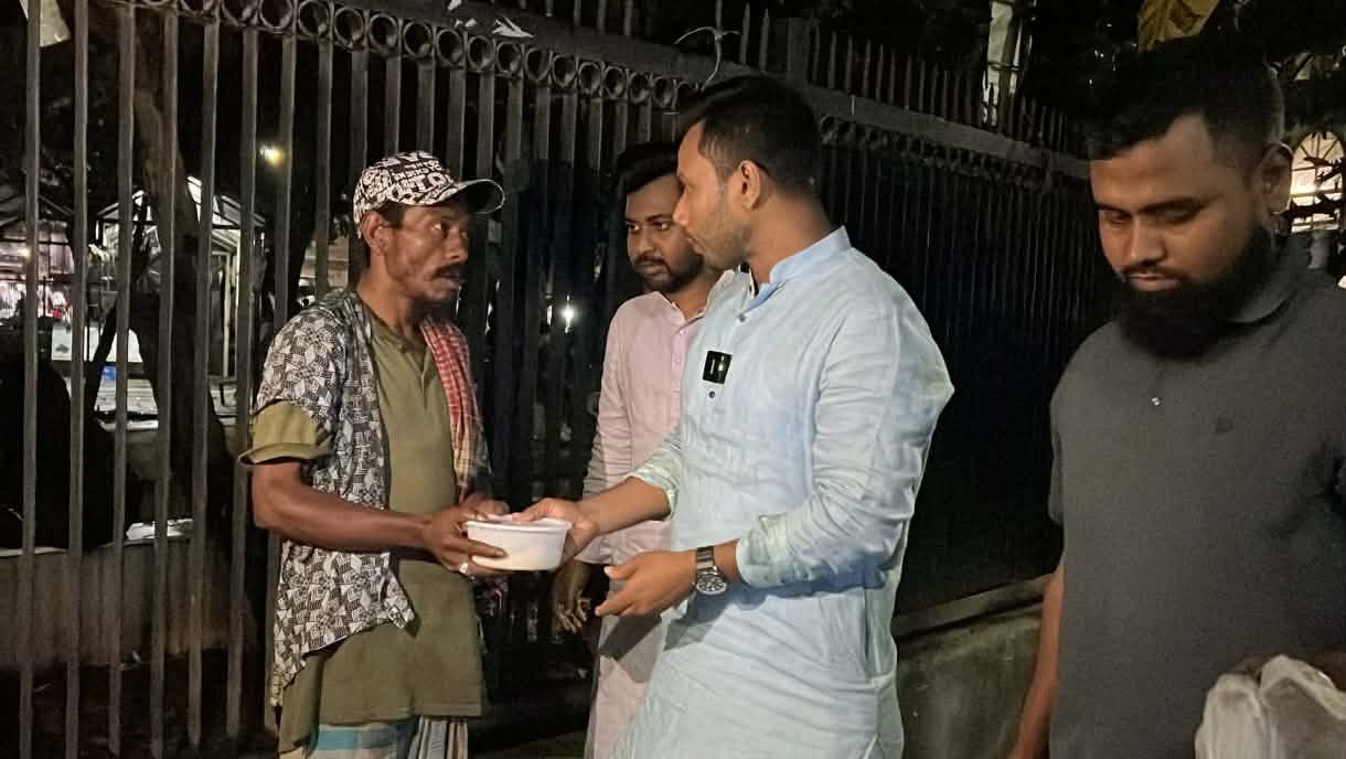 জবি ছাত্রদল নেতা শাহরিয়ারের উদ্যোগে অসহায় মানুষদের মাঝে সেহরি বিতরণ