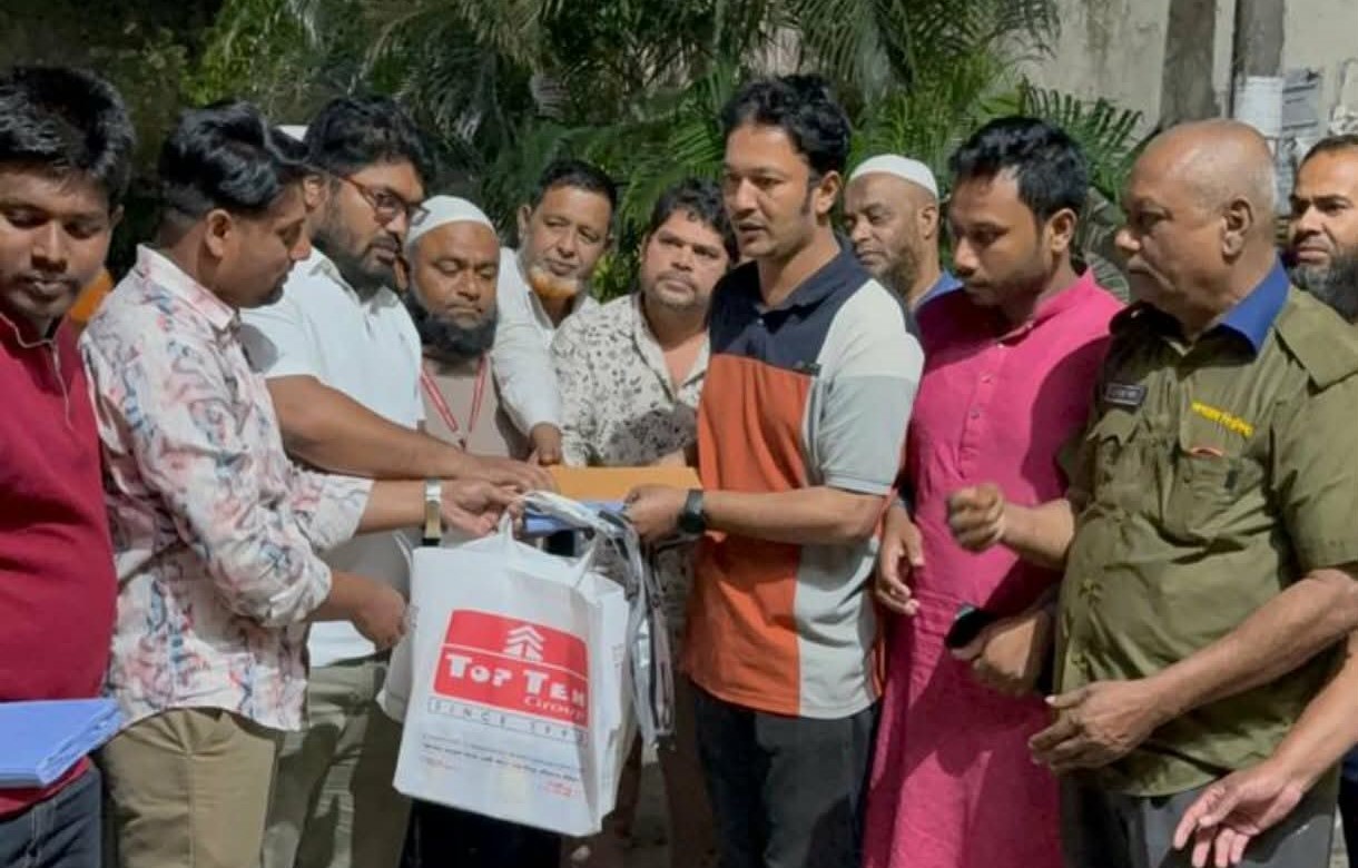 জবি ছাত্রদলের উদ্যোগে কর্মচারীদের মাঝে ঈদ উপহার ও নগদ অর্থ বিতরণ