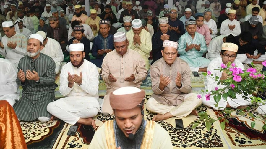 রাজারবাগে আইজি‌পির ঈদের নামাজ আদায়