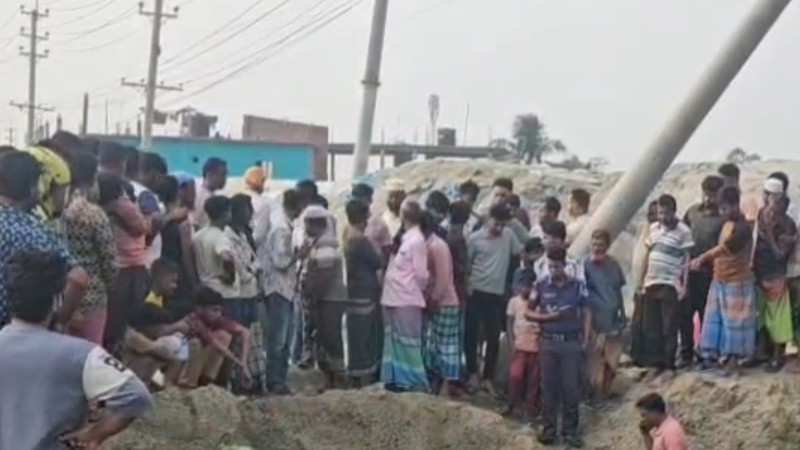 নারায়ণগঞ্জে সড়কের পাশে খাদ থেকে অজ্ঞাত যুবকের মরদেহ উদ্ধার